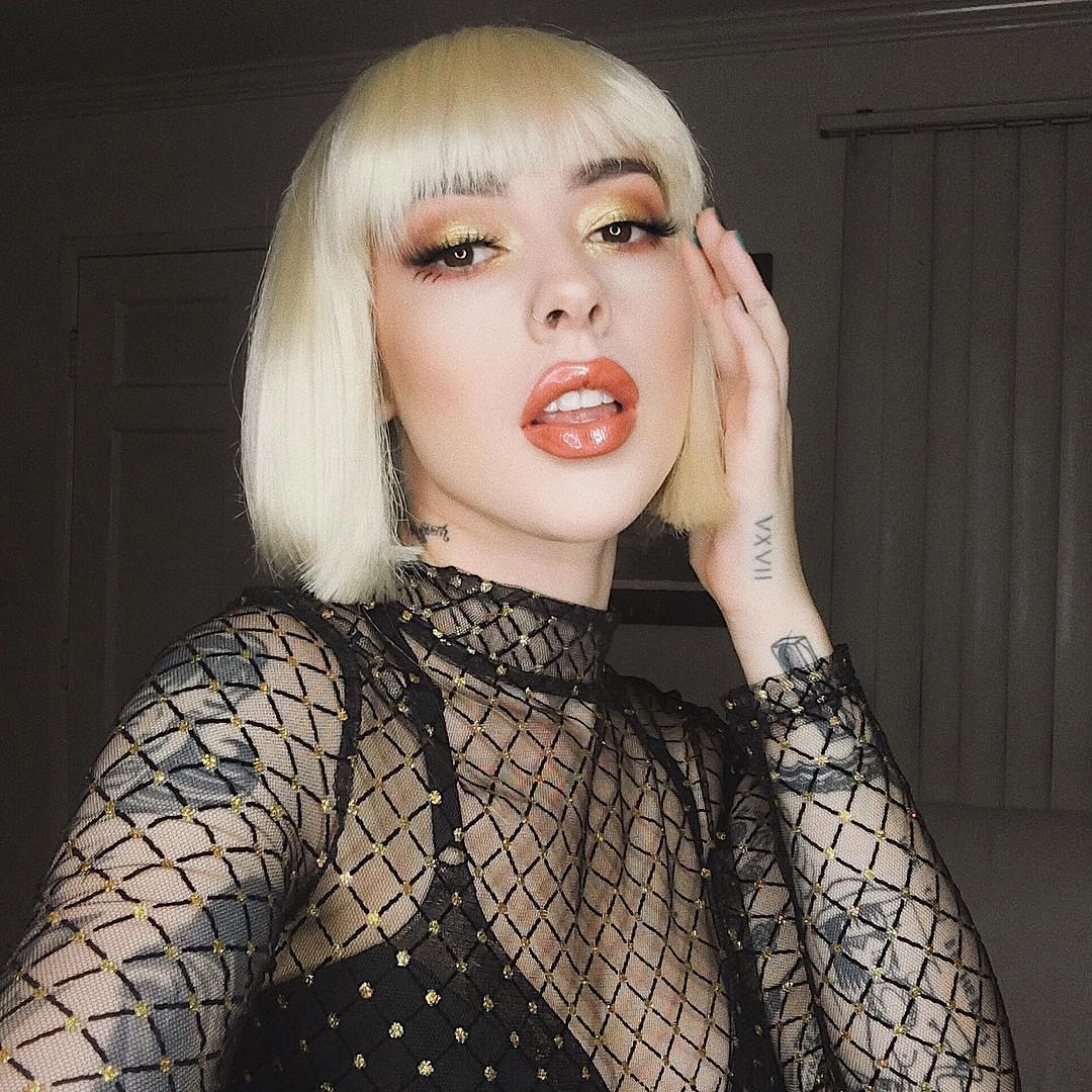 Blunt blonde bob wig with fringe: Gracie