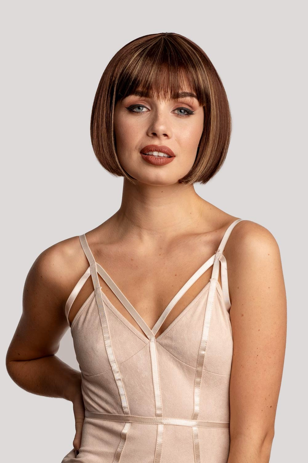 Brown bob wig with blonde highlights: Bethany