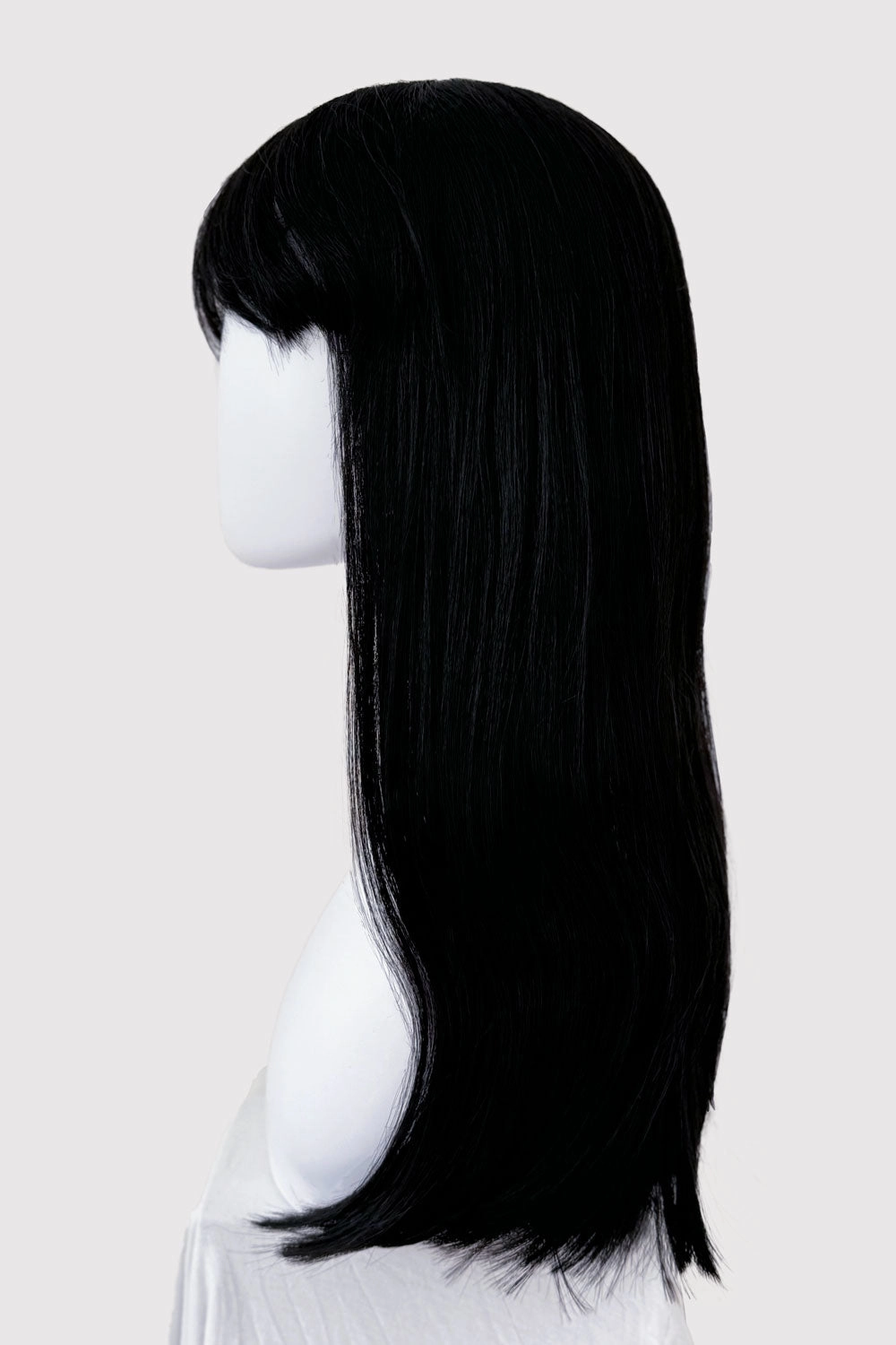 Long straight black wig with straight fringe: Carmen