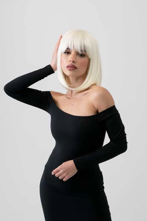 Platinum blonde bob wig, shoulder length: Neve
