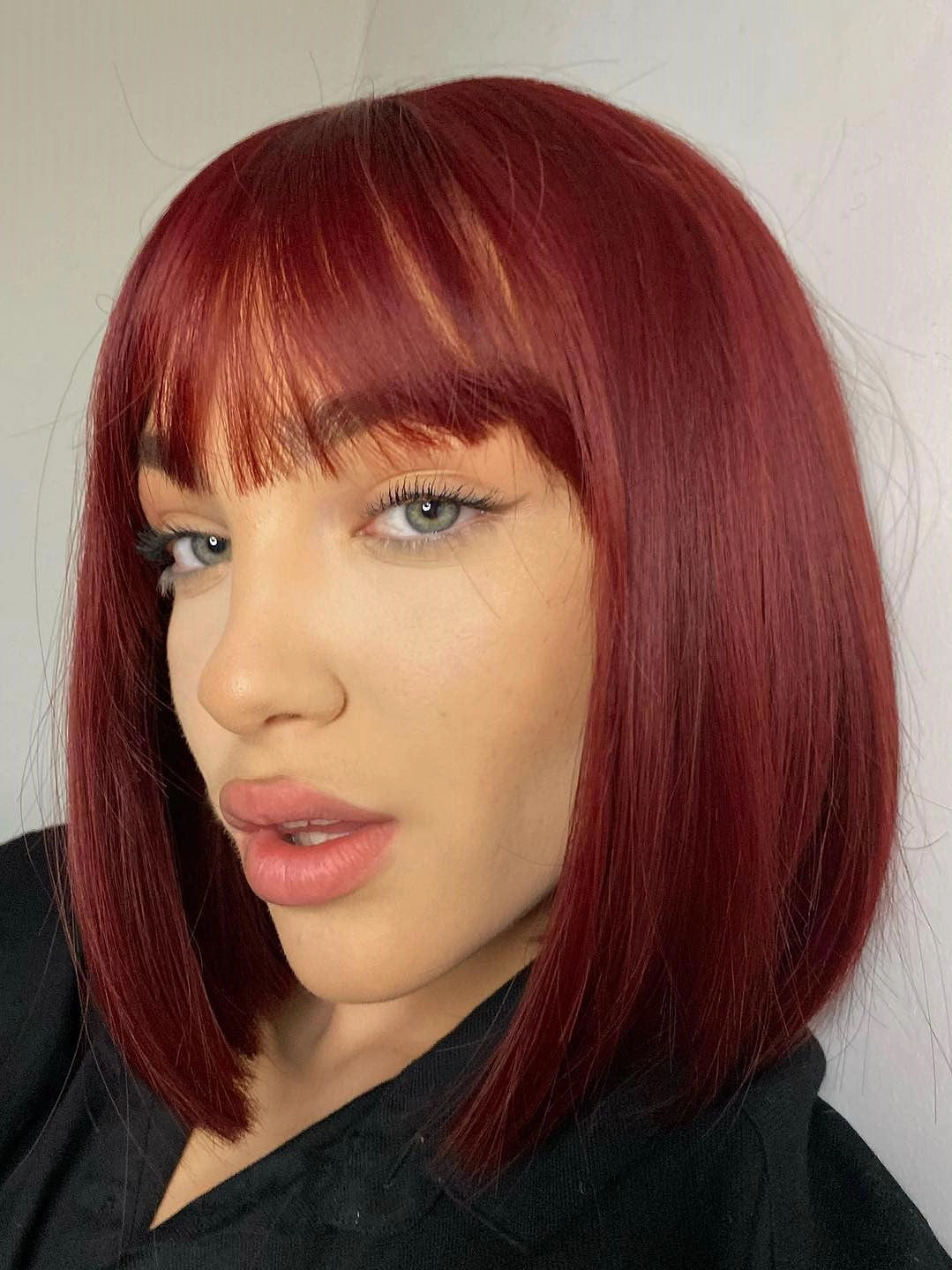 Red inverted bob wig, short and chic: Flavia