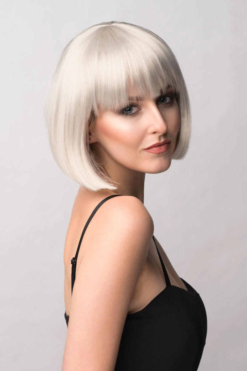 Satin-grey/silver bob wig, short and chic: Celeste