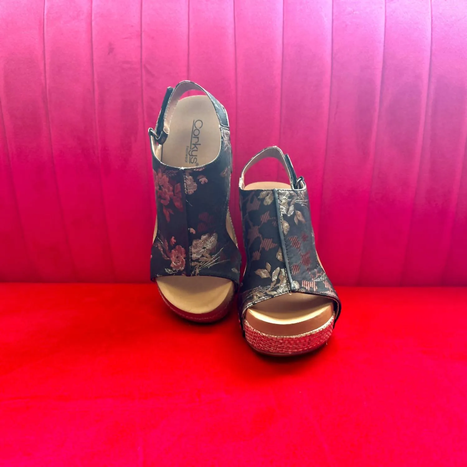 Women's Carley Wedge Sandal In Black Tan Floral