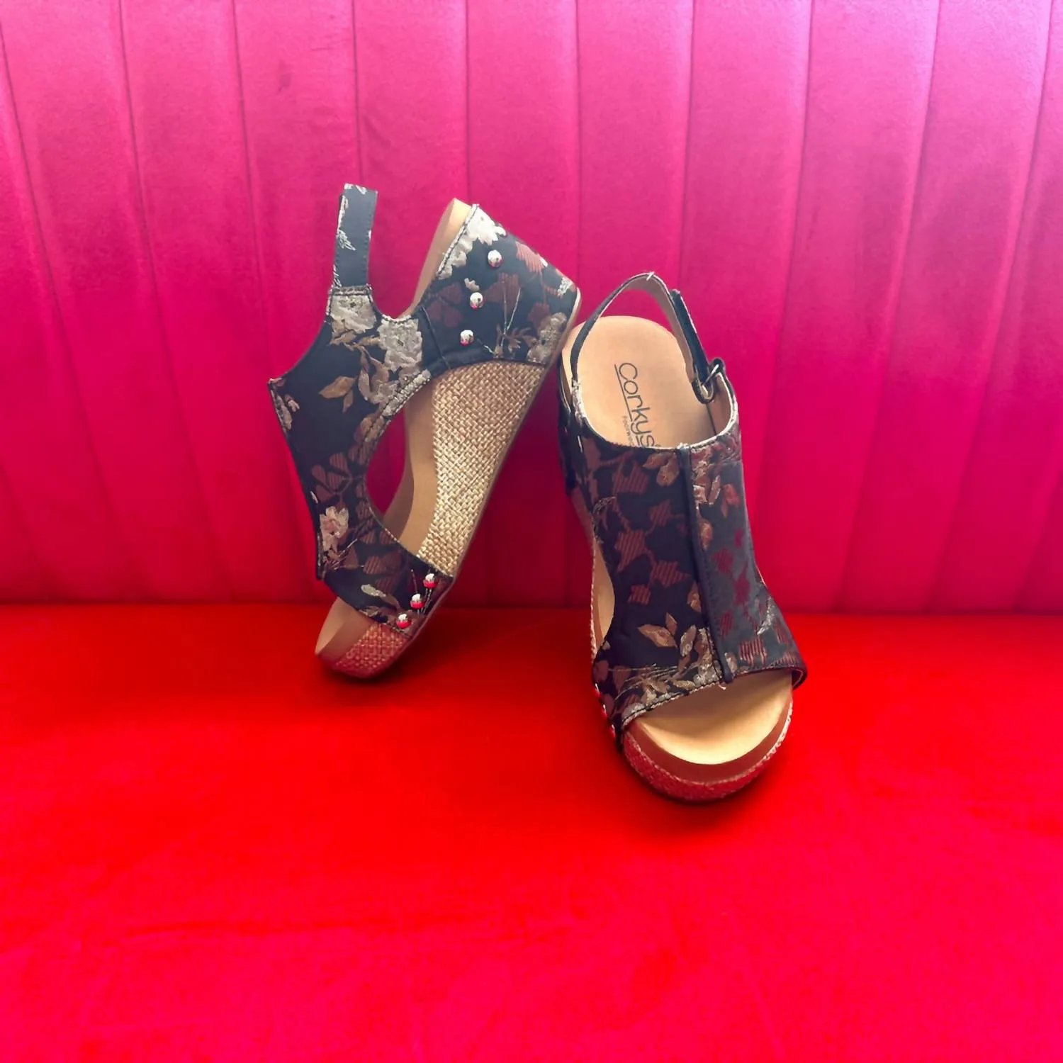 Women's Carley Wedge Sandal In Black Tan Floral