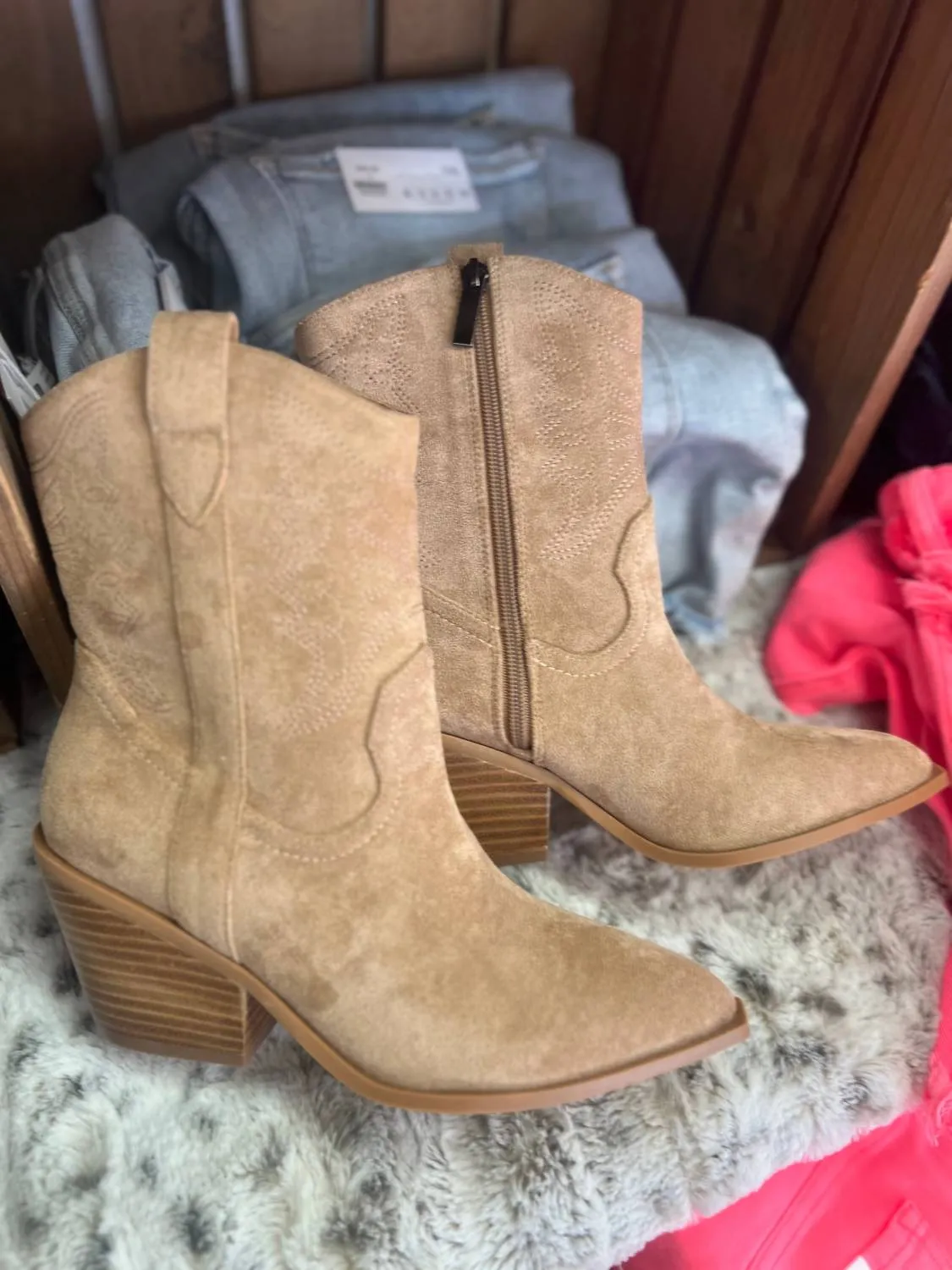 Women's Rowdy Boots In Camel Suede